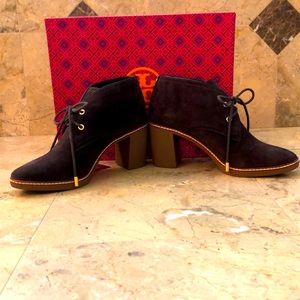Tory Burch Hilary 75 MM Bootie split suede in Coconut (brown) size 9.